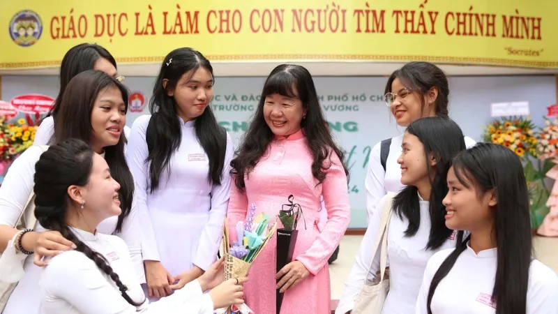 Học sinh dành những lời chúc tốt đẹp nhất cho cô giáo trong ngày khai giảng