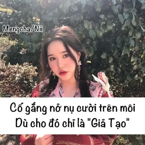 Một cô gái đang che mặt khóc, thể hiện sự mệt mỏi khi phải cười giả tạo, minh họa cho stt về nụ cười giả tạo