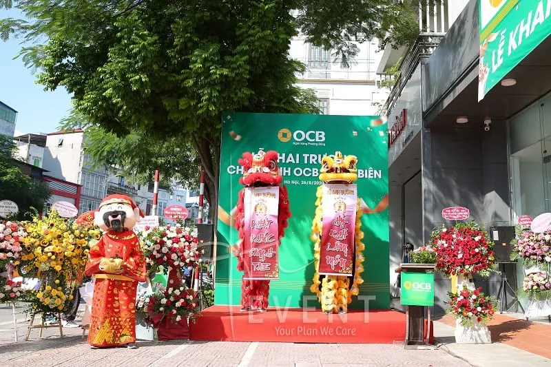 Múa lân khai trương mang lại không khí sôi động và may mắn cho cửa hàng