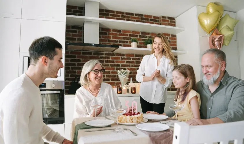 Hình ảnh gia đình hạnh phúc quây quần chúc thọ ông bà trong không gian ấm cúng