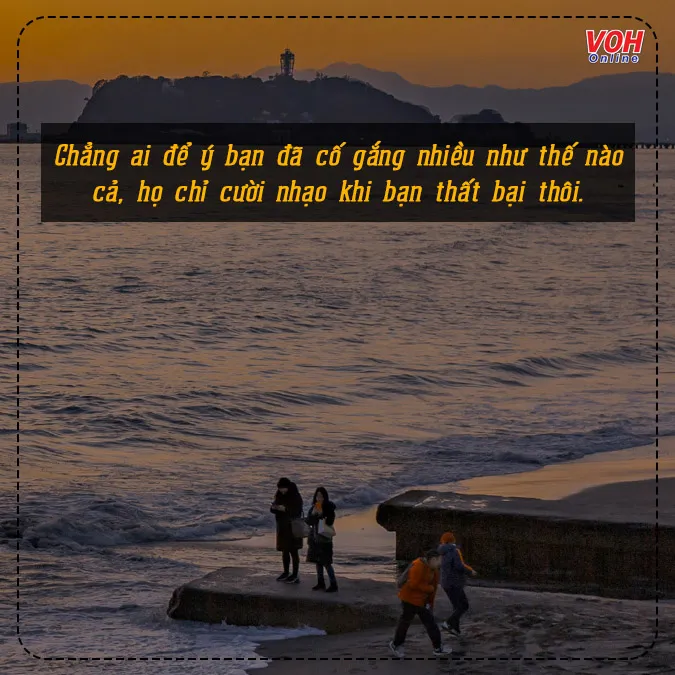 Người lao động miệt mài với công việc mưu sinh vất vả trên đường phố