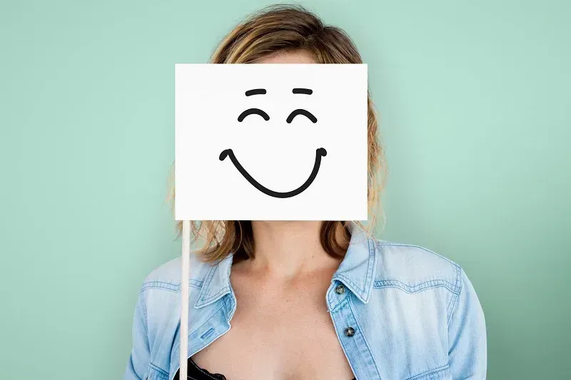 Nụ cười che giấu nỗi buồn: Chia sẻ stt phù hợp tâm trạng để tìm sự đồng cảm