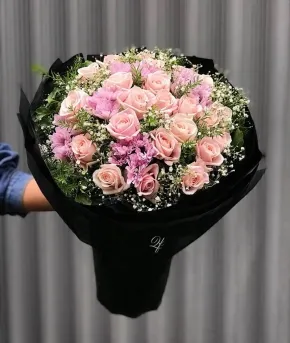 Bó hoa hồng rực rỡ tượng trưng cho tình yêu mãnh liệt và lời chúc cuối tuần cho người yêu ý nghĩa