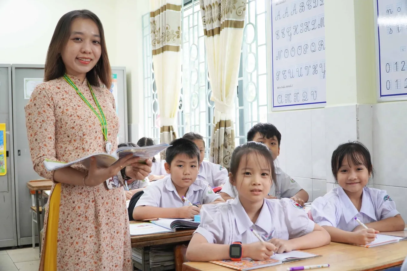 Học sinh và giáo viên cùng nhau chào mừng ngày lời chúc thầy cô 20 11 theo môn học