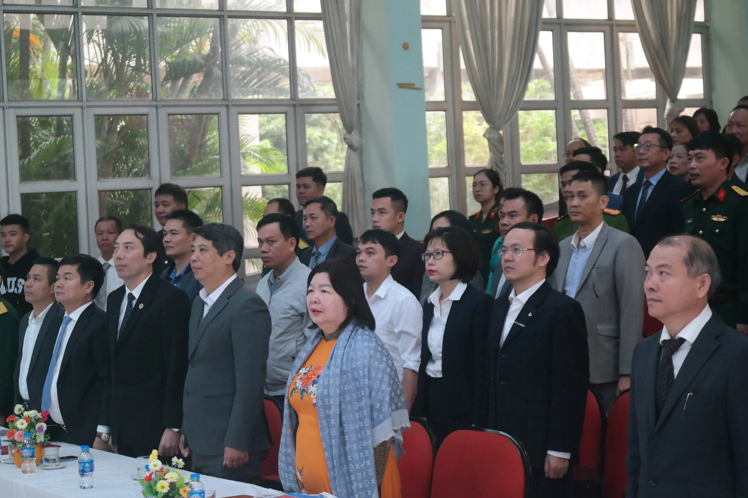 Các bạn học sinh cùng cô giáo trong ngày lễ tri ân 20/11 đầy xúc động