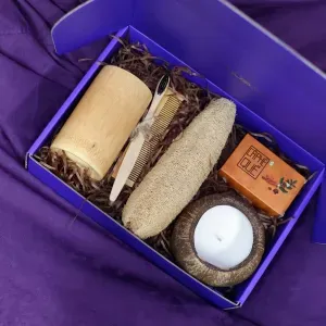 Set quà tặng 8/3 Eco gồm nến gáo dừa và đồ dùng tre đặt trong hộp tím Chus sang trọng