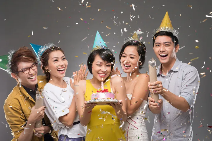 Khung cảnh bữa tiệc sinh nhật ấm cúng bên người thân và chị gái