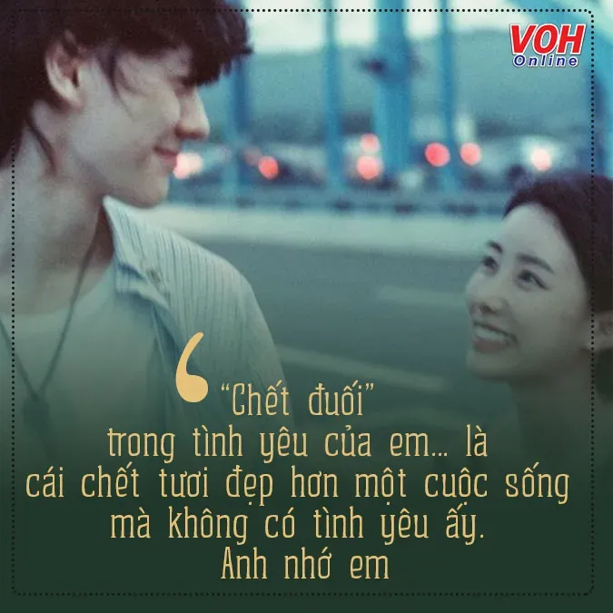 Nụ cười rạng rỡ của cô gái khi nhận được tin nhắn nhớ nhung từ người yêu