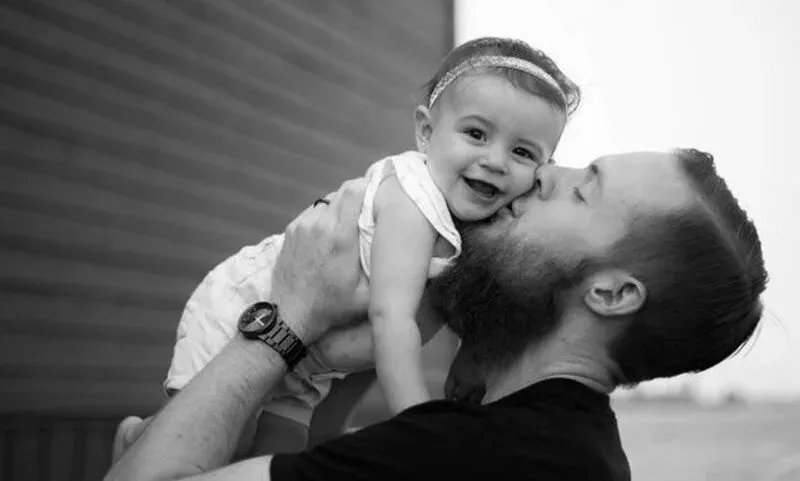 Tình cảm ấm áp giữa cha và con gái thể hiện qua những hành động quan tâm stt cha và con gái