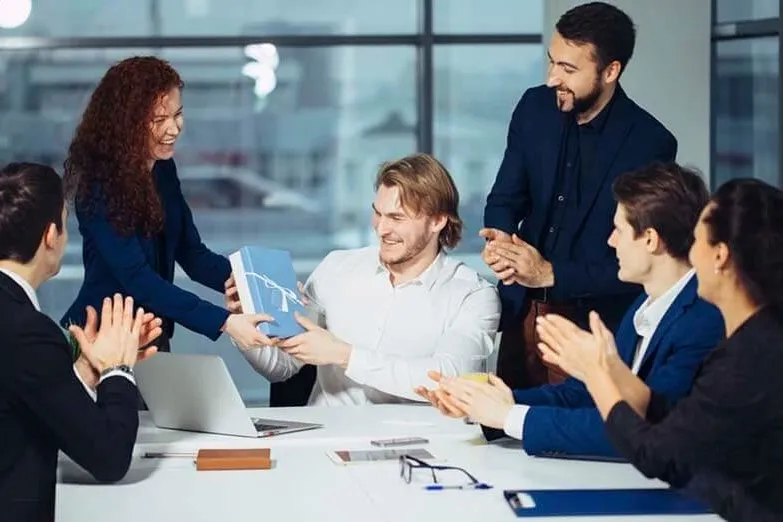 Hình ảnh tri ân đồng nghiệp nghỉ hưu sau những năm tháng cống hiến tận tụy