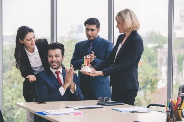 Những khoảnh khắc hài hước giúp xua tan nỗi buồn khi phải nói lời tạm biệt bạn đồng nghiệp