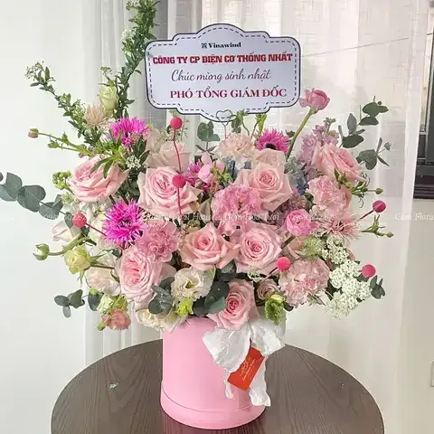 Nụ cười rạng rỡ của nhân viên spa chào đón khách hàng ngày khai trương