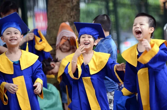 Khoảnh khắc xúc động khi con nhận bằng tốt nghiệp mẫu giáo