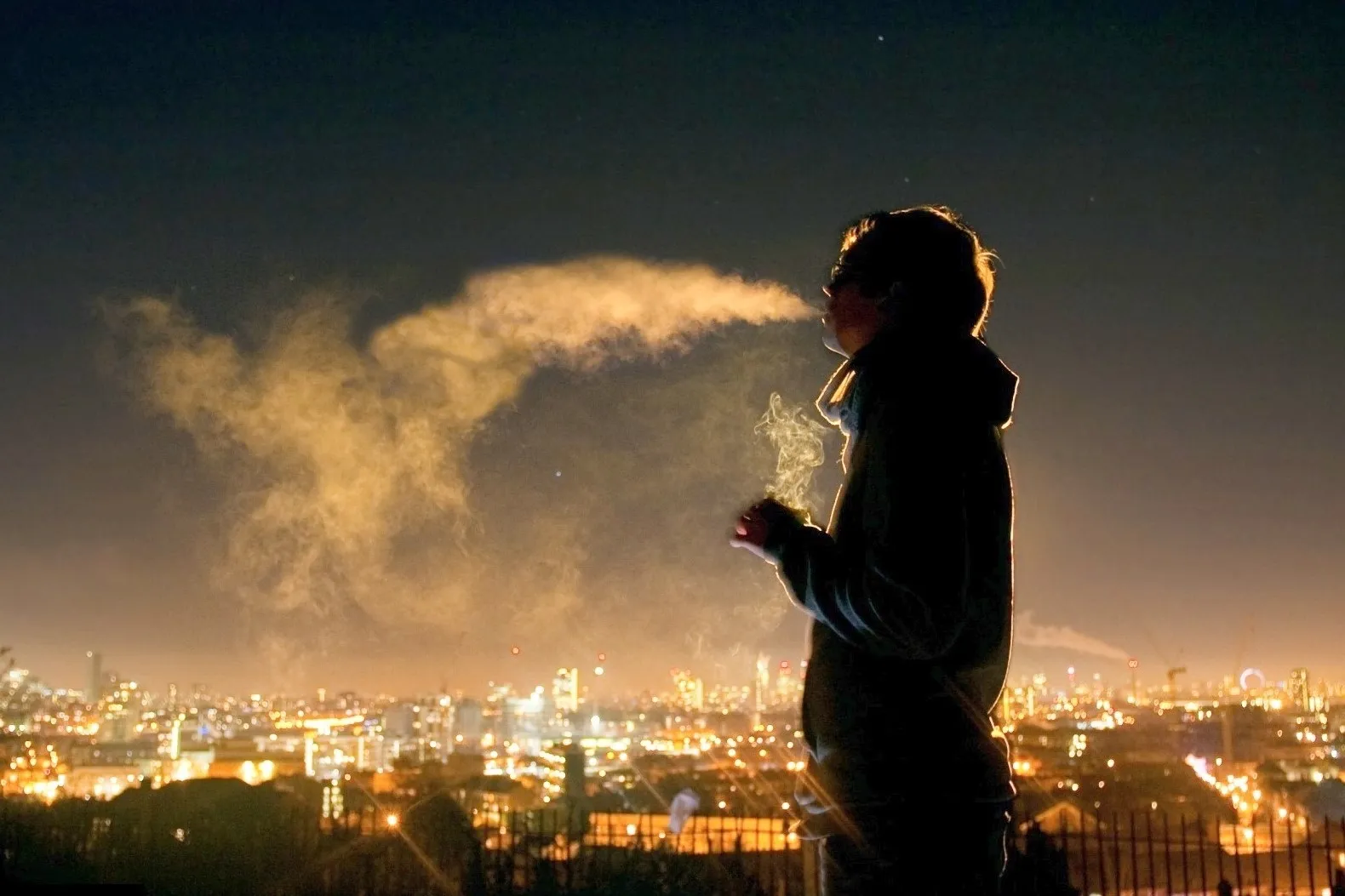 Góc phòng tĩnh lặng với ánh sáng mờ ảo của màn hình điện thoại vào đêm khuya