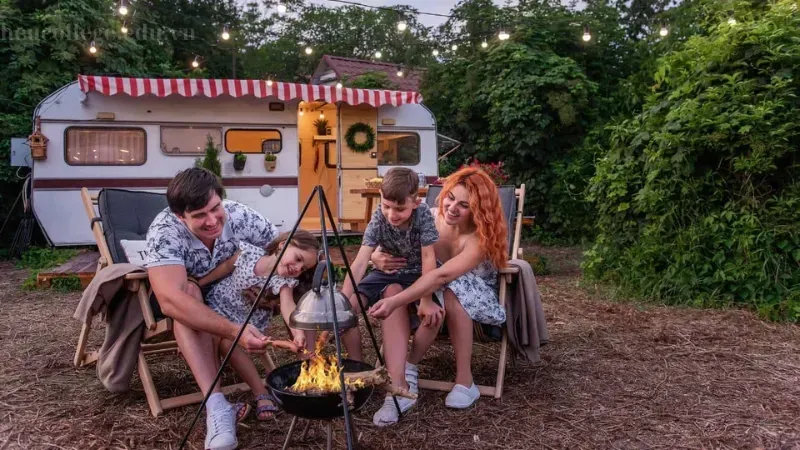 Bữa cơm gia đình ấm áp được ghi lại qua các dòng stt đi ăn cuối tuần