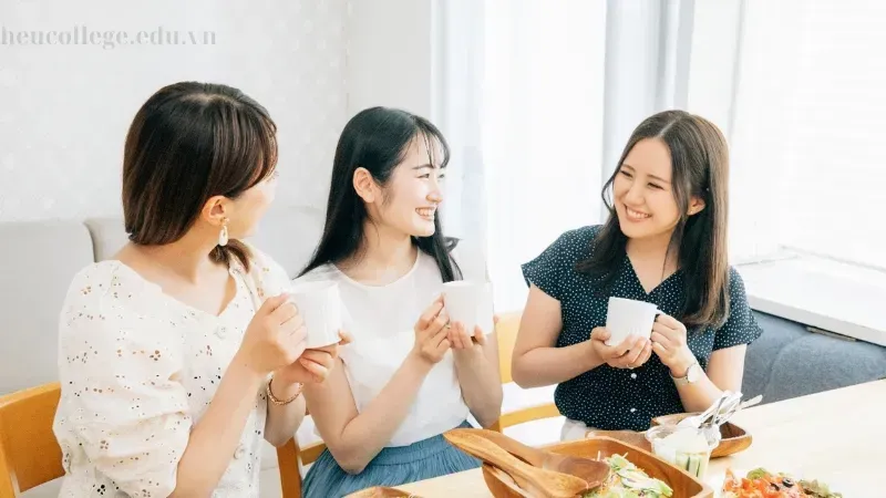 Tụ tập bạn thân và đăng stt đi ăn cuối tuần cực chất trên mạng xã hội