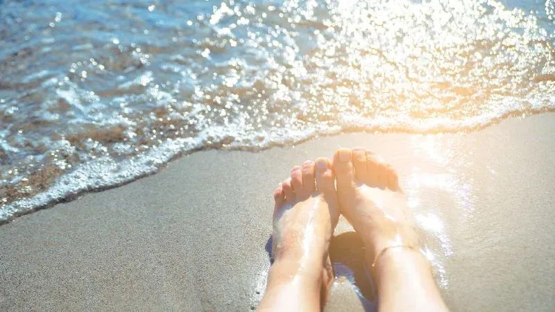 Hình ảnh gia đình hạnh phúc đang cùng nhau vui đùa trên bãi cát trắng