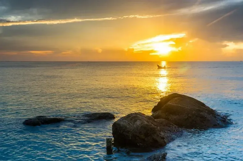 Tôi mong được chạm tay vào nhau trên bãi biển cùng em