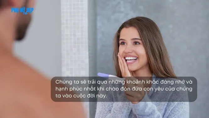 Vợ chồng trẻ hạnh phúc bên thiên thần nhỏ mới chào đời