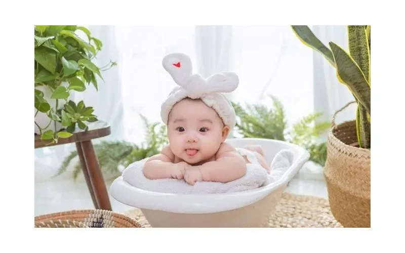 Hình ảnh em bé đáng yêu cười rạng rỡ mang lại niềm hạnh phúc cho gia đình