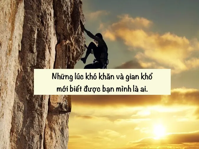 Hai người bạn đang nắm tay nhau hỗ trợ vượt qua vách đá nguy hiểm