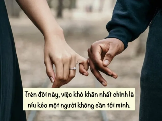 Một cô gái đứng cô đơn dưới mưa thể hiện nỗi buồn trong tình yêu