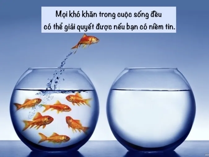 Một người đang đứng trước con đường dài đầy thử thách thể hiện sự quyết tâm