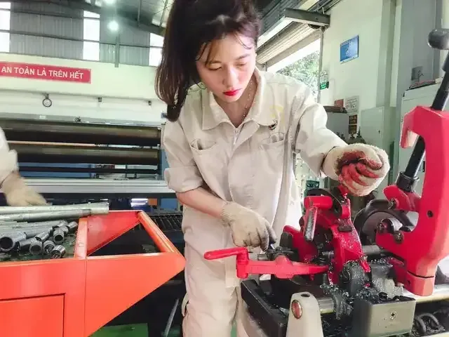 Một người phụ nữ tự tin dạo bước thể hiện khí chất của stt phụ nữ đẹp nhất khi không thuộc về ai