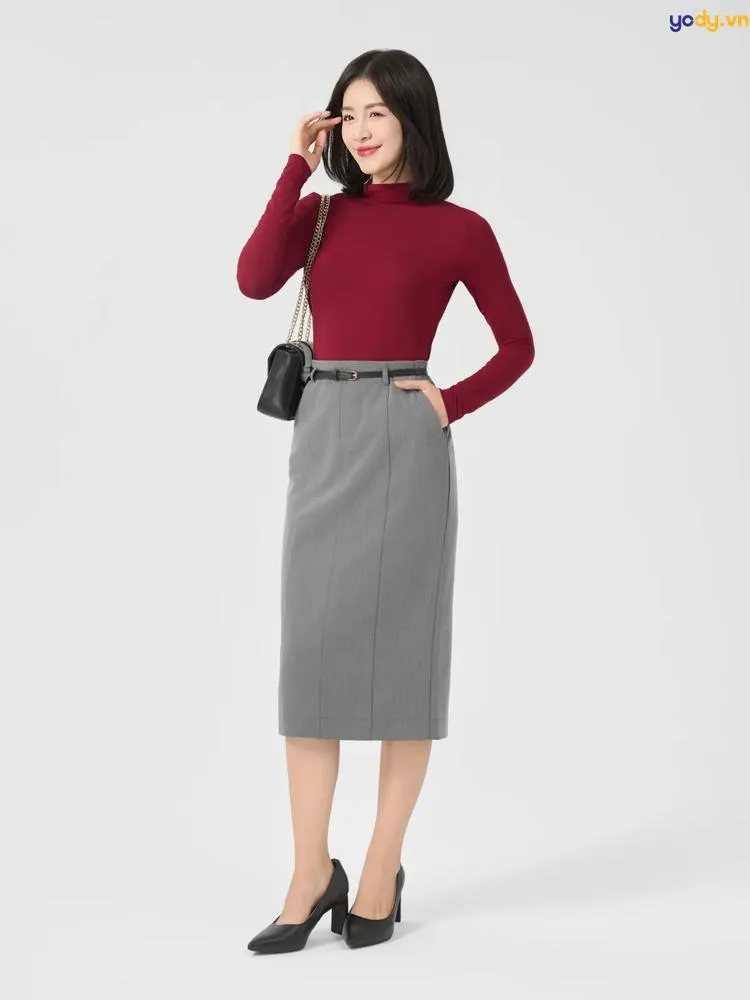 Sắc đỏ rực rỡ của chiếc áo giúp nàng tự tin hơn trong những khung hình thả thính