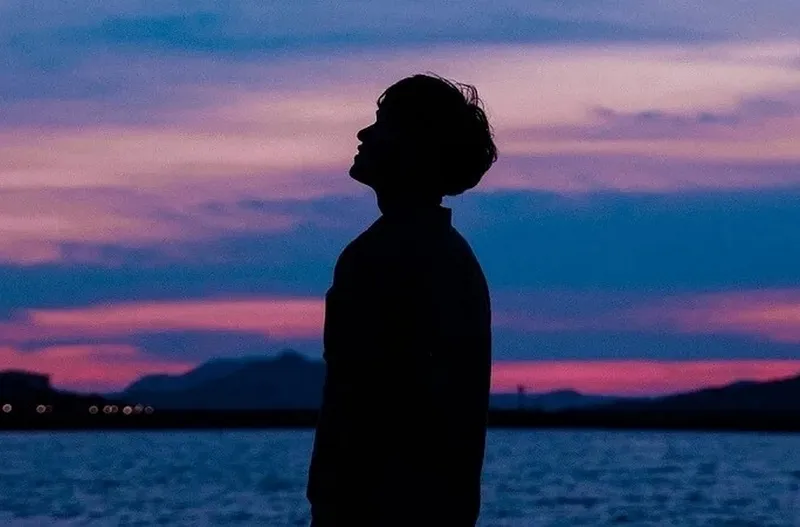 Tình yêu đôi khi mang lại những nỗi buồn sâu sắc khiến chúng ta muốn buông bỏ mọi thứ