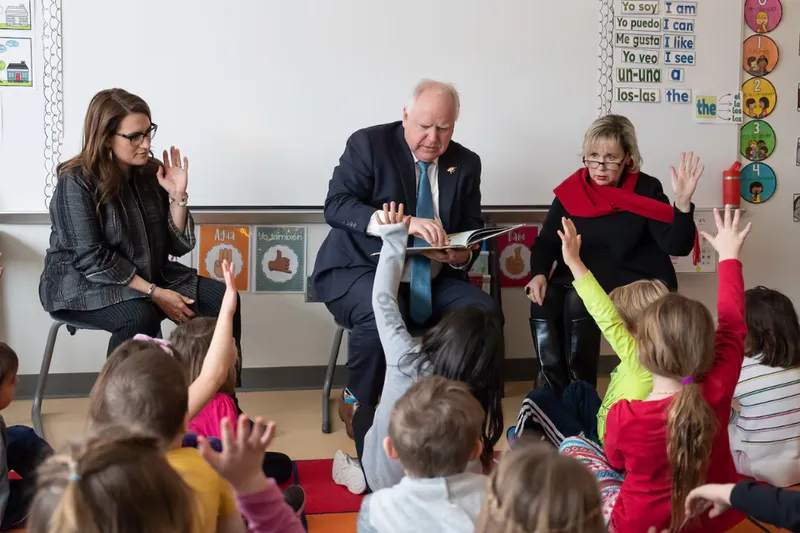 Hình ảnh cô giáo mầm non và học sinh trong ngày 20/11 thể hiện tình cảm gắn bó thiết tha