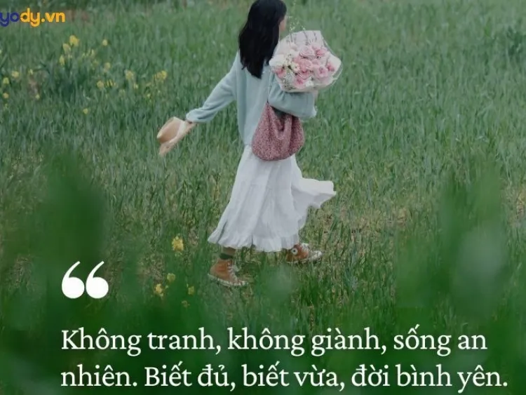 Người trẻ vui vẻ chia sẻ stt mùng 1 đầu tháng hài hước trên mạng xã hội