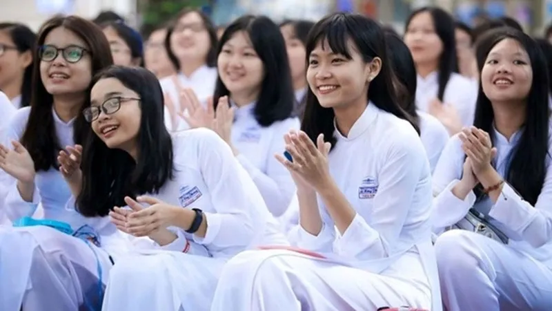 Những dòng lưu bút được viết vội trên chiếc áo trắng học trò