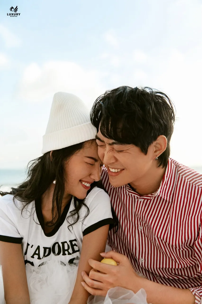 Hình ảnh cặp đôi hạnh phúc gợi nhắc về hành trình gắn kết dài lâu