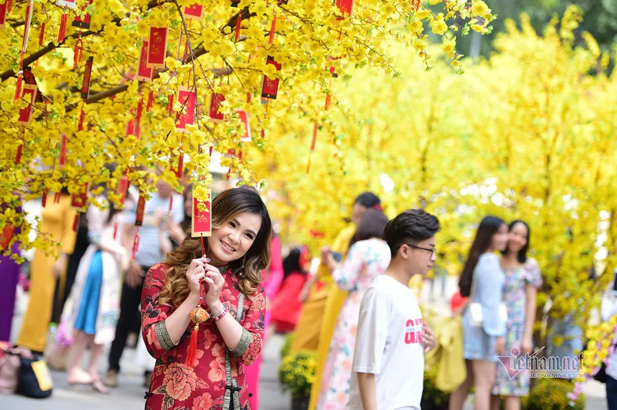 Ông bà hạnh phúc nhận lời chúc Tết và lì xì từ con cháu trong ngày đầu năm mới