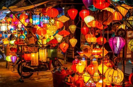 Các loại bánh Trung thu truyền thống được trình bày đẹp mắt trên bàn tiệc