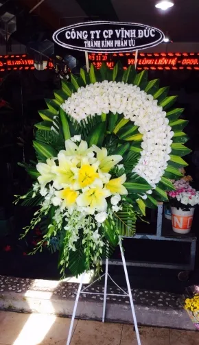 Vòng hoa Thành Kính thể hiện sự trang trọng và lòng biết ơn sâu sắc