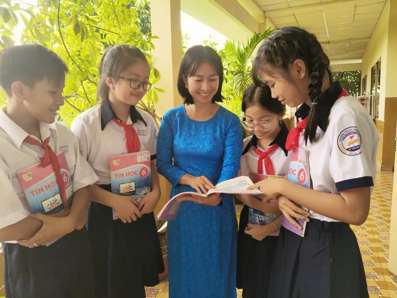 Người thầy tận tụy dìu dắt các thế hệ học sinh trên con đường tri thức nhân ngày 20 11