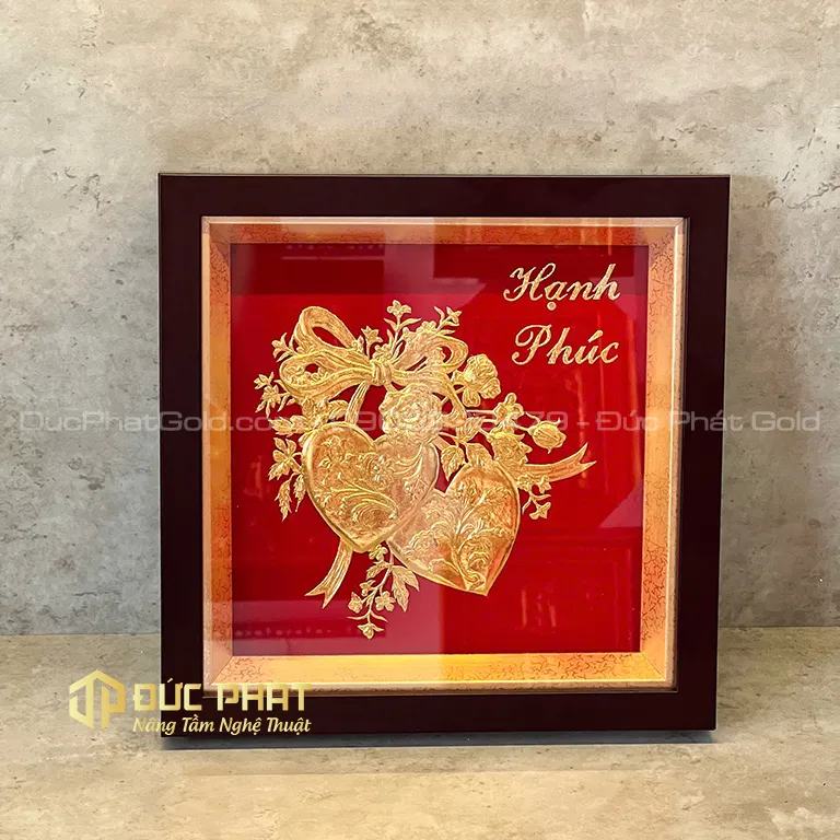 Bức tranh hai quả tim vàng tượng trưng cho tình yêu vĩnh cửu và sự gắn kết bền chặt giữa hai tâm hồn