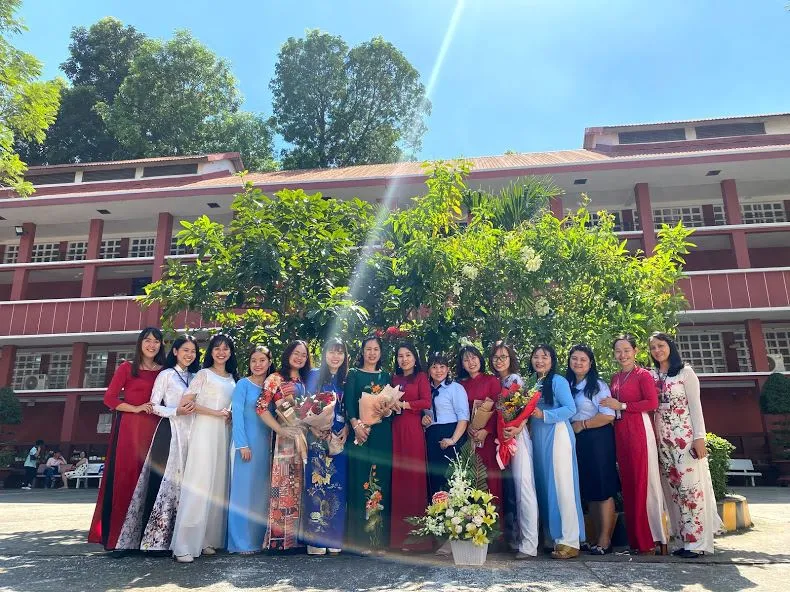 Lễ kỷ niệm ngày 20/11 rộn ràng tại một trường tiểu học thực hành