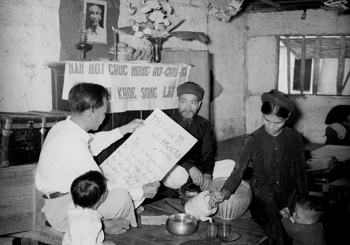 Chủ tịch Hồ Chí Minh đang đọc lời chúc Tết gửi tới đồng bào và chiến sĩ cả nước