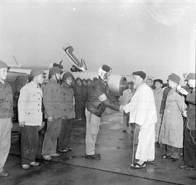 Người đứng đầu nhà nước chúc Tết Đoàn Không quân Sao Đỏ trong niềm phấn khởi đầu xuân