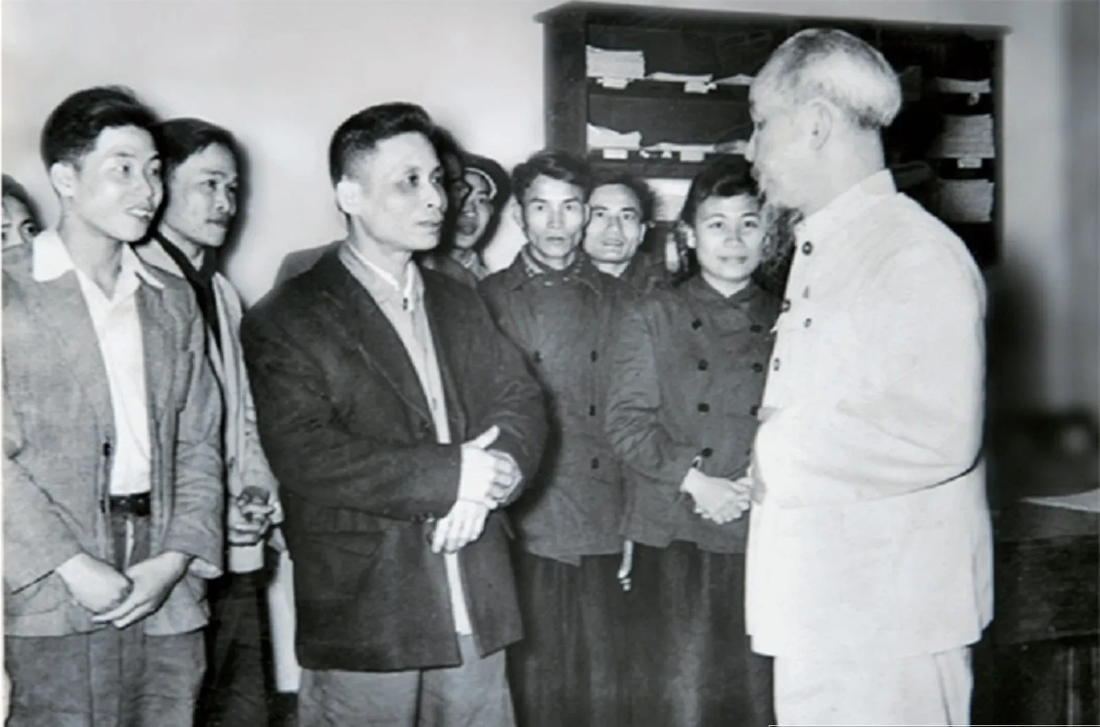 Bác Hồ tới thăm và chúc Tết đội ngũ cán bộ phóng viên tại tòa soạn Báo Nhân Dân