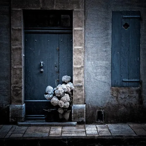 Hình ảnh về sự suy tư và cảm xúc khi đối mặt với những thay đổi lớn trong đời