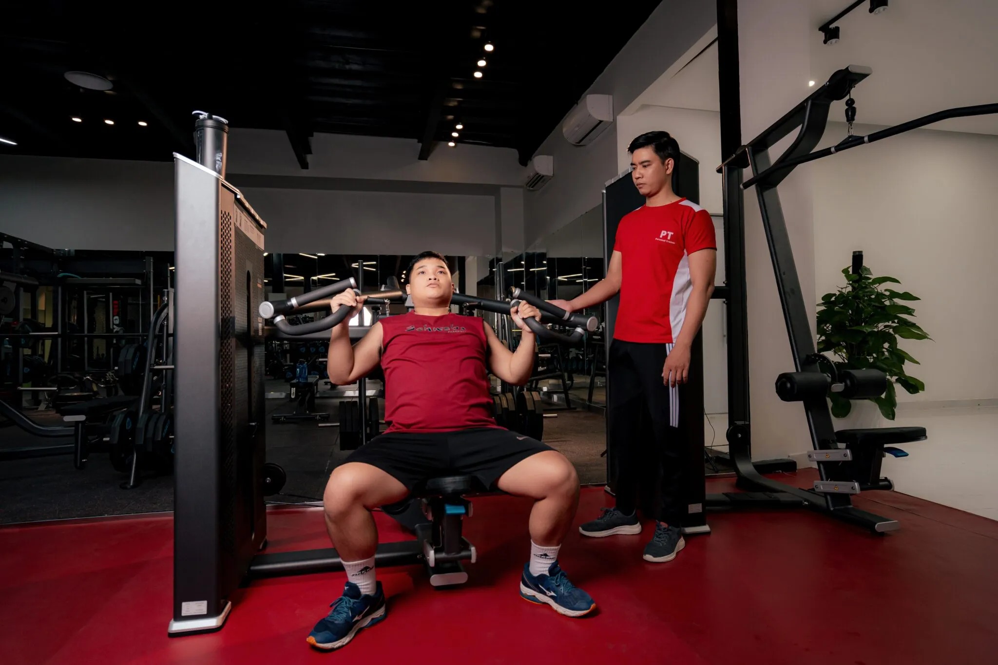 Huấn luyện viên hướng dẫn tận tình để đạt được vóc dáng mong muốn