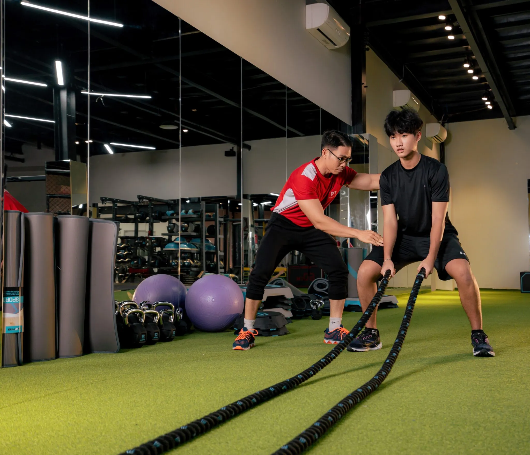 Học viên tham gia lớp tập nhóm đầy năng lượng và tiếng cười