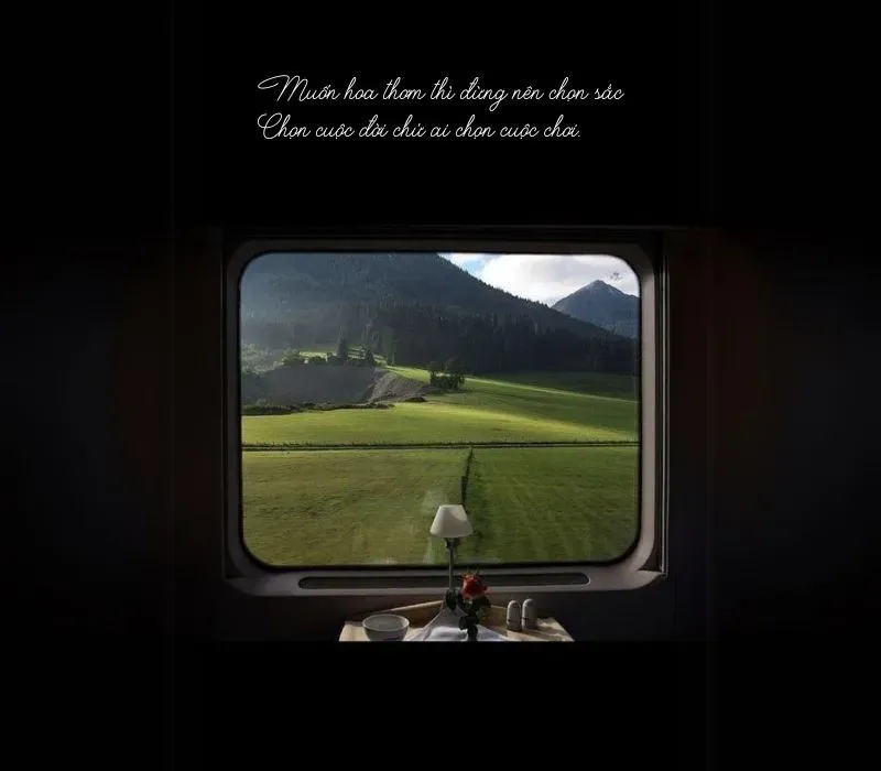 Một người đàn ông đang ngồi suy ngẫm về hành trình đã qua của cuộc đời mình