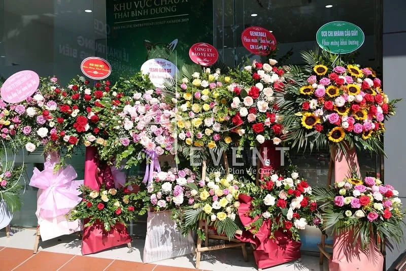 Vòng hoa khai trương rực rỡ sắc màu kèm theo những thông điệp chúc mừng ý nghĩa