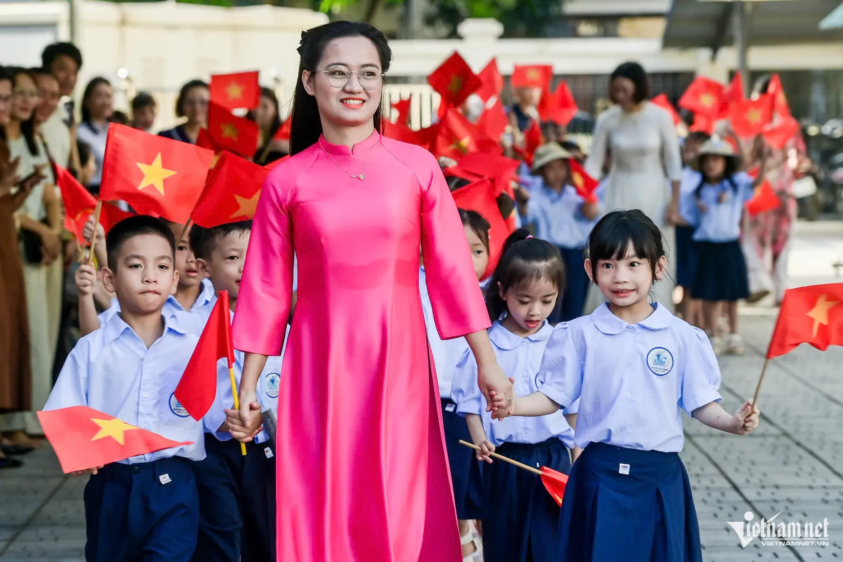 Ngày Nhà giáo Việt Nam 20/11 là dịp để học trò gửi lời tri ân sâu sắc tới cô giáo. Ảnh: Trọng Tùng