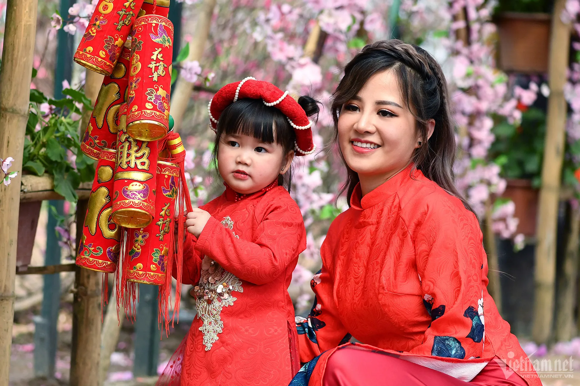 Cảnh nhộn nhịp tại chợ hoa Tết với những gốc đào khoe sắc thắm đón xuân